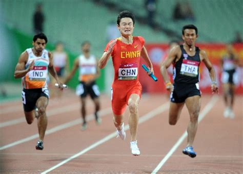 图文：亚锦赛男子4x100米接力 张培萌奋力追赶 搜狐体育