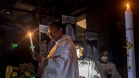 Suasana Misa Vigili Paskah Di Katedral Jakarta Foto Tempo Co