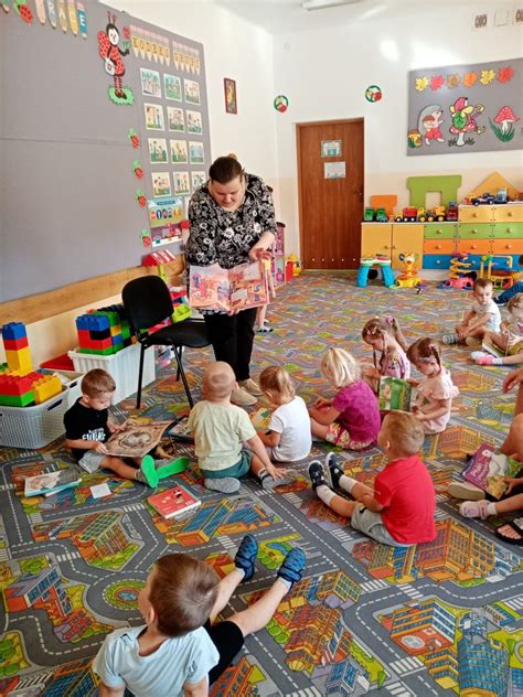 Wizyta pani bibliotekarki w grupie Biedronki Szkoła Podstawowa nr 5