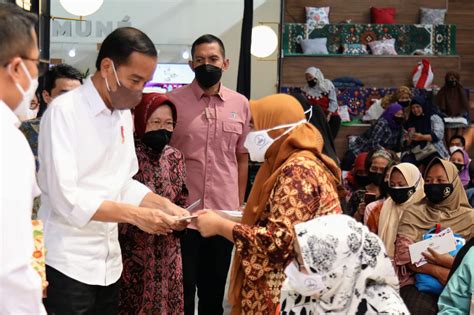 Jokowi Apresiasi Kemensos Atas Capaian Penyaluran Blt Lihat Ekspresi Risma