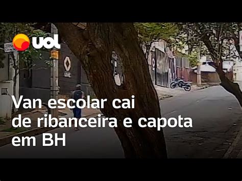 Vídeo Van escolar cai em barranco e capota em BH