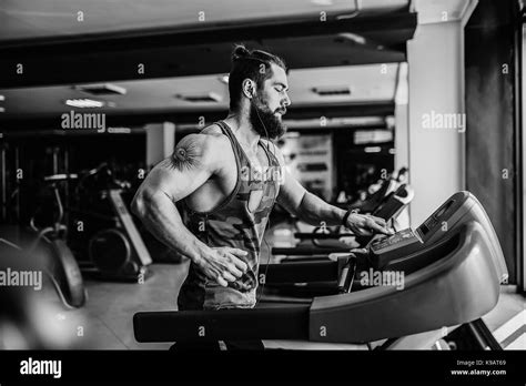 Muscle Man Running On Treadmill Stock Photo Alamy