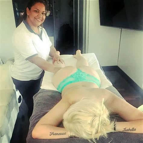 Wanda Nara sorprendió con una selfie hot en hilo dental La bikini que se viene Infobae