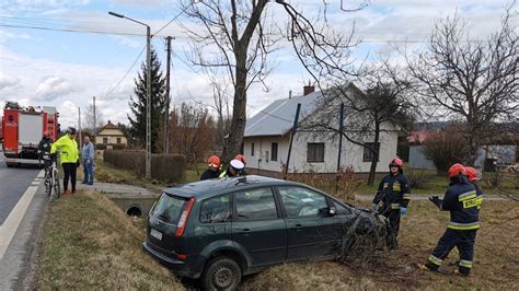 KROSNO Dachowanie forda Trzy osoby wewnątrz