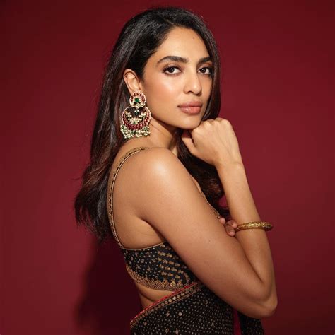 Sobhita Dhulipala బ్లాక్ ఎంజెల్‌లా మెరిసిపోతున్న శోభితా టైట్ ఎద