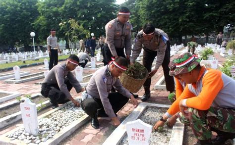 Tni Polri Sidoarjo Dan Masyarakat Kerja Bakti Bareng Bersihkan Taman