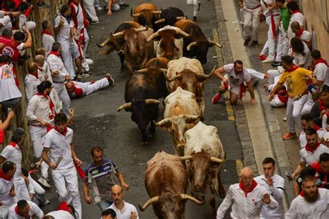 San Fermin İspanya nın Ünlü Boğa Koşusu