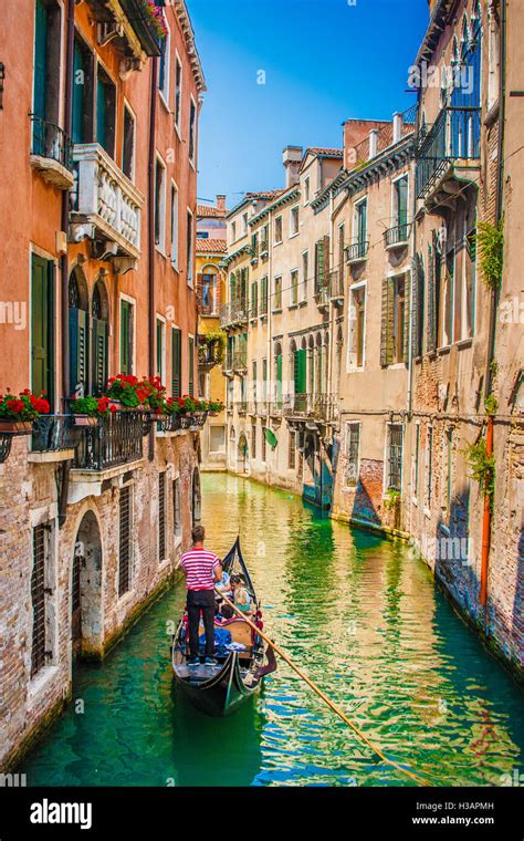 Hermosa Escena Con G Ndola Tradicional En Un Canal De Venecia Italia