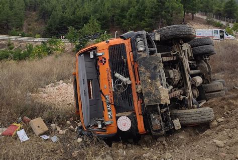 Amasya da freni boşalan kamyon şarampole devrildi