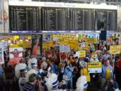 Frankfurter Flughafen Menschen Bei Montagsdemo Gegen