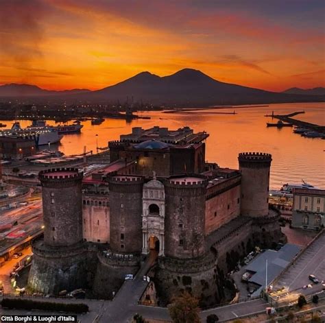 Regione Campania Napoli Tramonto Sul Maschio Angioino Foto