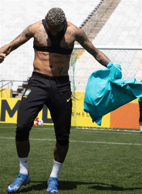 PHOTOS Neymar Montre Les Muscles Football MAXIFOOT