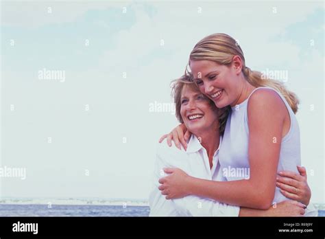 Strandszene Portrait Halbfigur Blonde Frau Jahre Bekleidet Mit Weisser Bluse Geht Mit