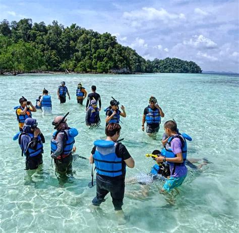 Indahnya Pulau Abang Punya Karang Langka Dan Teri Hijau Yang