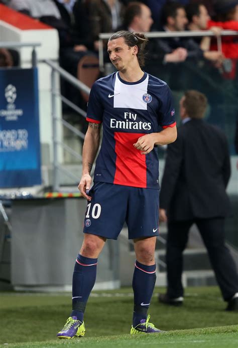 Photo Zlatan Ibrahimovic sort à la 67e minute blessé à la cuisse