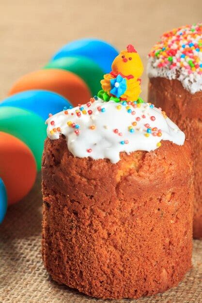 Pastel De Pascua Y Huevos Pintados En Un Plato Comida Tradicional