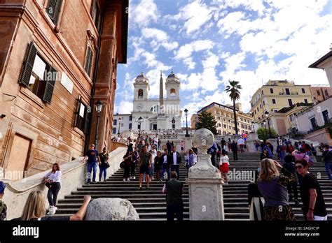 Los turistas de los Pasos Españoles La Scalinata di Trinità dei Monti