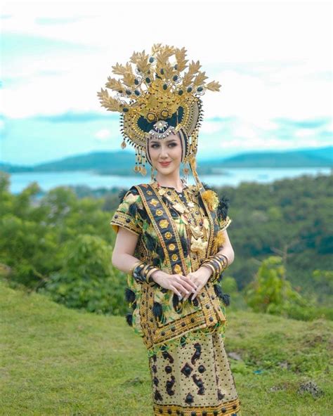 Ide Kebaya Dan Tenun Ala Arina Rezkyana Pi Sulawesi