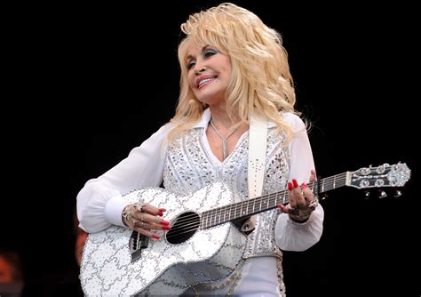 Why does Dolly Parton always wear gloves? | The Irish Sun