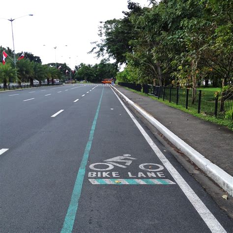 Riding a folding bike around Manila: New Bike Lane Along The Manila Bay