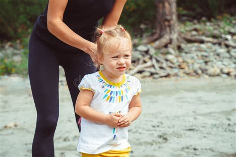 Maman Joue Avec Sa Fille Dans Le Sable Photo Stock Image Of Vacances