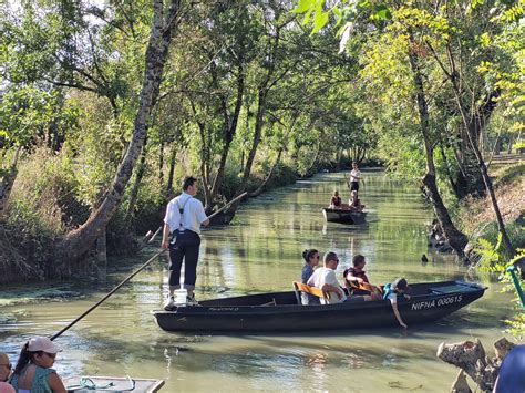 Promenade en barque dans le marais en Vendée Guide de la Vendée