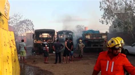 Vídeo Incêndio destrói ônibus caminhão e carros em oficina na Zona