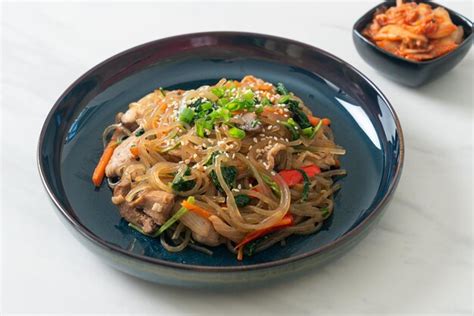 Japchae Ou Nouilles Vermicelles Cor Ennes Saut Es Avec L Gumes Et Porc