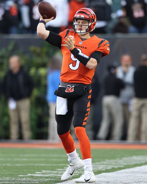 Joe Burrow’s girlfriend, Olivia Holzmacher, shows off pregame routine