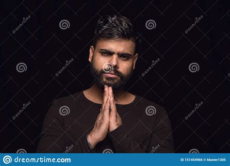 Retrato Ascendente Cercano Del Hombre Joven Aislado En Fondo Negro Del