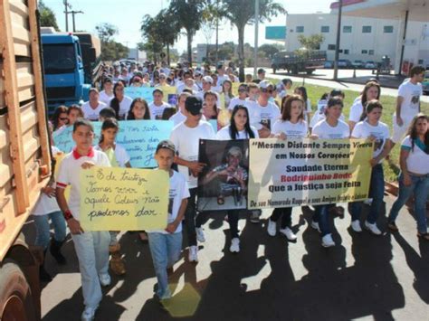 Amigos e familiares de jovem morto por PM protestam em Naviraí