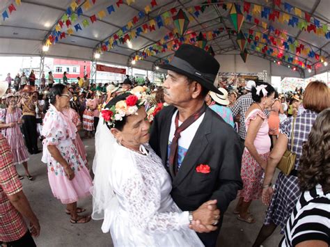 G1 Em Caruaru festa junina para idosos terá casamento matuto e