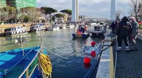 Fiumicino Peschereccio Affondato Nel Canale In Corso Le Operazioni Di