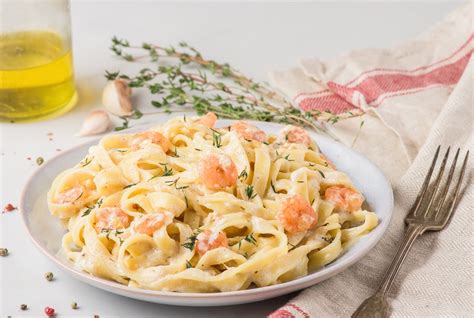 TALHARIM AO MOLHO DE CAMARÃO NO VINHO BRANCO La Nonna