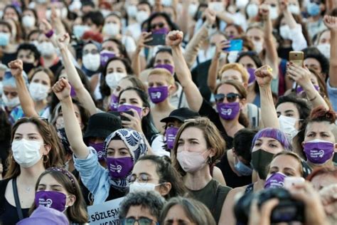 Arrestan A 33 Mujeres En Turquía Durante Manifestación Rebelion