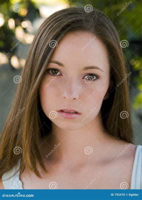 Las Mujeres Forman Al Brunette Joven Ocasional Foto De Archivo Imagen De Adulto Ropa