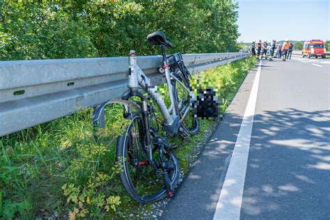 A Abfahrt Bei Baiersdorf Lkw Bersieht Fahrrad Beim Abbiegen