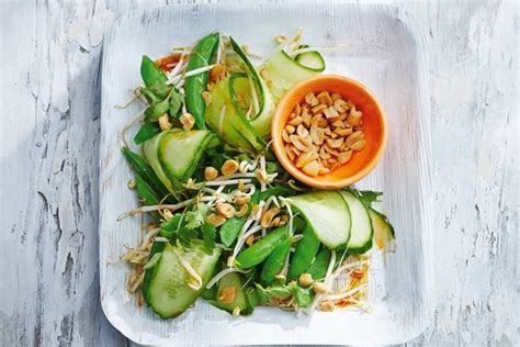 Komkommersalade Met Sesam Chilidressing Recept Allerhande Albert Heijn