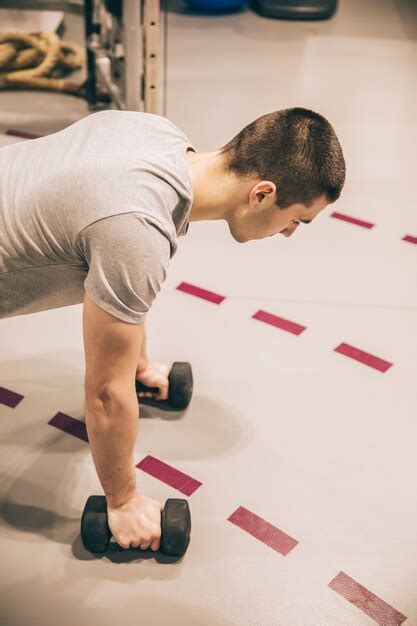 Culturista En El Gimnasio Foto Premium