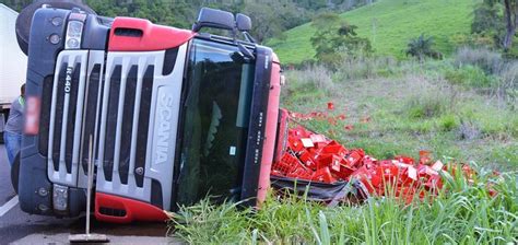 Carreta Carga De Cerveja Tomba Na BR 116 Em Leopoldina Zona Da