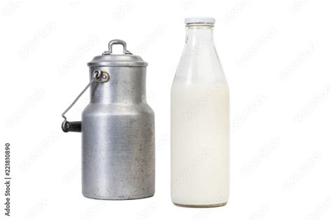 Fotka Botella De Leche Junto A Una Lechera De Aluminio Antigua Sobre