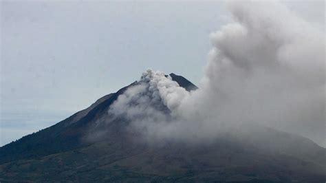 Thousands flee Sumatra volcano eruption - ABC News