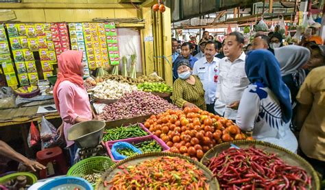 Inflasi Turun Wali Kota Surabaya Eri Cahyadi Harap Harga Bahan Pokok