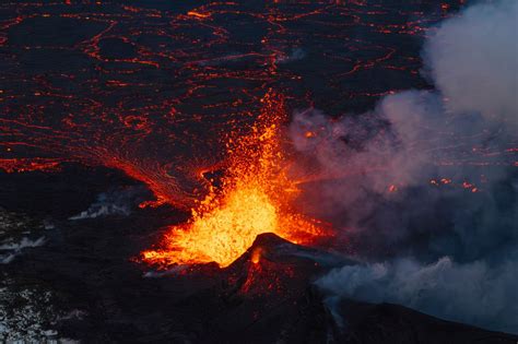 Volcano spews magma in spectacular eruption in south-western Iceland ...