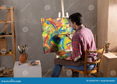 Artista Masculino Trabajando En Pintura Pintor De Artista Humano En