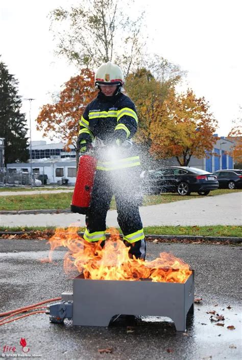 Oö Feuer Flamme Feinschliff für 101 neue Feuerwehrkräfte beim