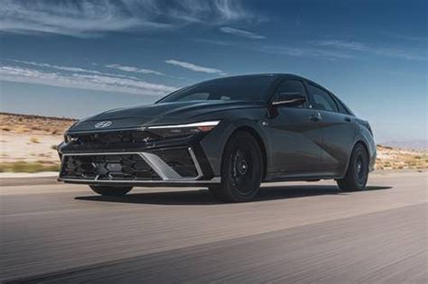 2025 Hyundai Elantra Pictures - 199 Photos | Edmunds