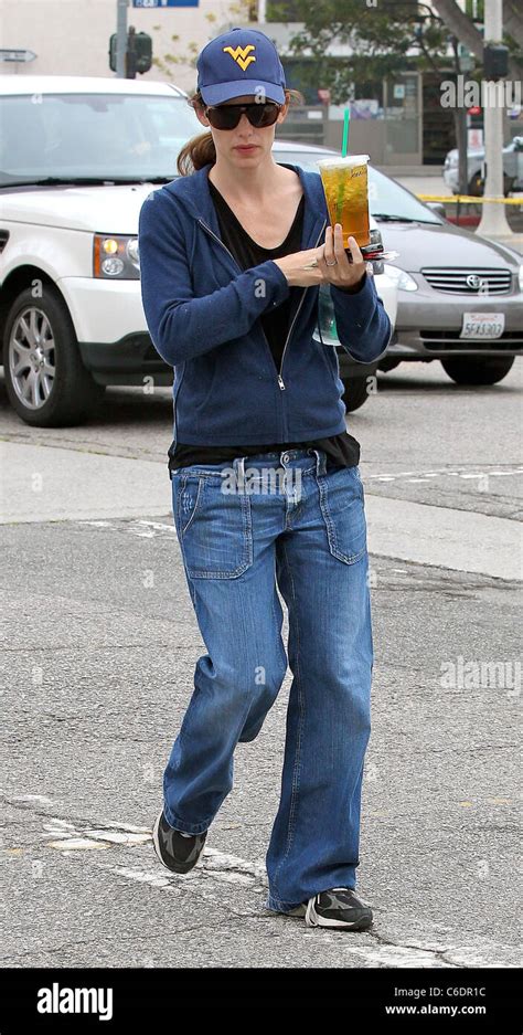 Actress Jennifer Garner Enjoying A Day Out With Her Daughters Violet Anne And Seraphina Rose