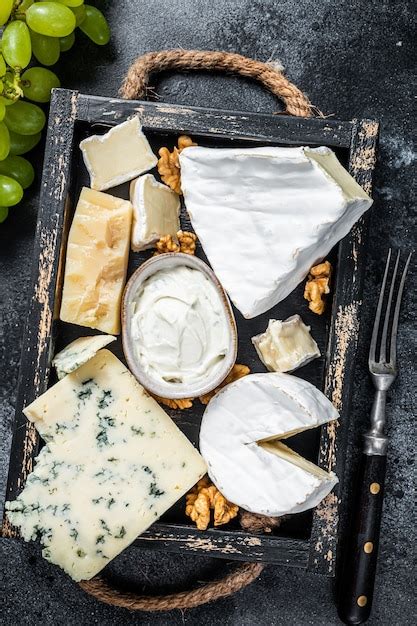 Prato De Queijos Sortidos Com Brie Camembert Roquefort Parmesão