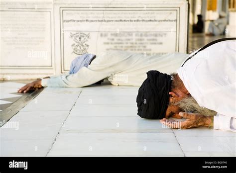 Sikh Men Praying In Golden Temple Amritsar India Stock Photo Alamy